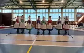 Dziewczyny stojące w strojach ludowych.