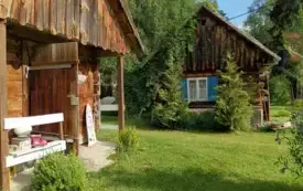 dwa wejścia do drewnianych domk&oacute;w 