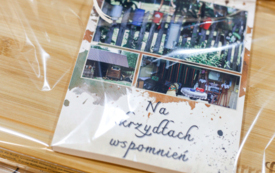 upominek z deską i książką 