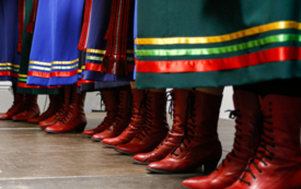 Kolorowe sp&oacute;dnice z czerwonymi butami