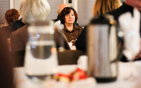 Kobieta siedząca na krześle