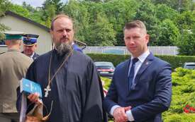 Na zdjęciu duchowny oraz przedstawiciel władz samorządowych.