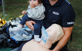 Policjant, dziecko, manekin.