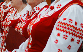 Zesp&oacute;ł w biało-czerwonym stroju.