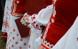 Str&oacute;j regionalny, biało-czerwony.