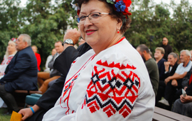 Pani w biało-czerwony stroju regionalnym.