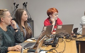 Na zdjęciu tr&oacute;jka uczestnik&oacute;w szkolenia. Przed każdym laptop.