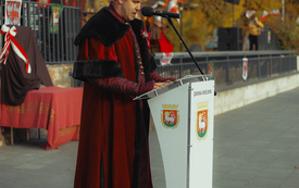 Zdjęcie przedstawia W&oacute;jta podczas przem&oacute;wienia.