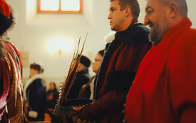 Zdjęcie przedstawia grupę przebranych os&oacute;b biorących udział w uroczystości.