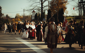 Zdjęcie przdstawia poch&oacute;d. Na pierwszym planie aktorzy w przebraniach.