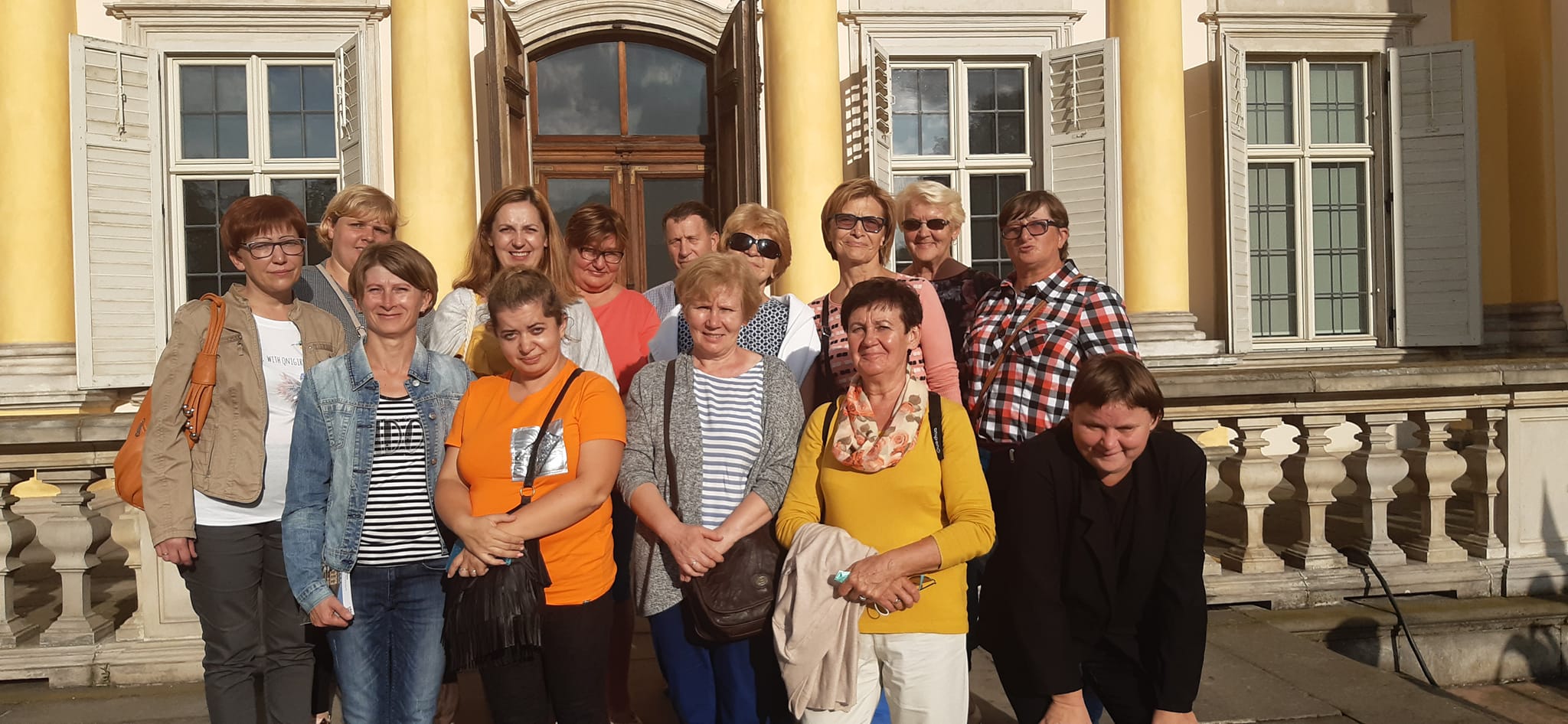 Kobiety i i mężczyźni uśmiechnięci.