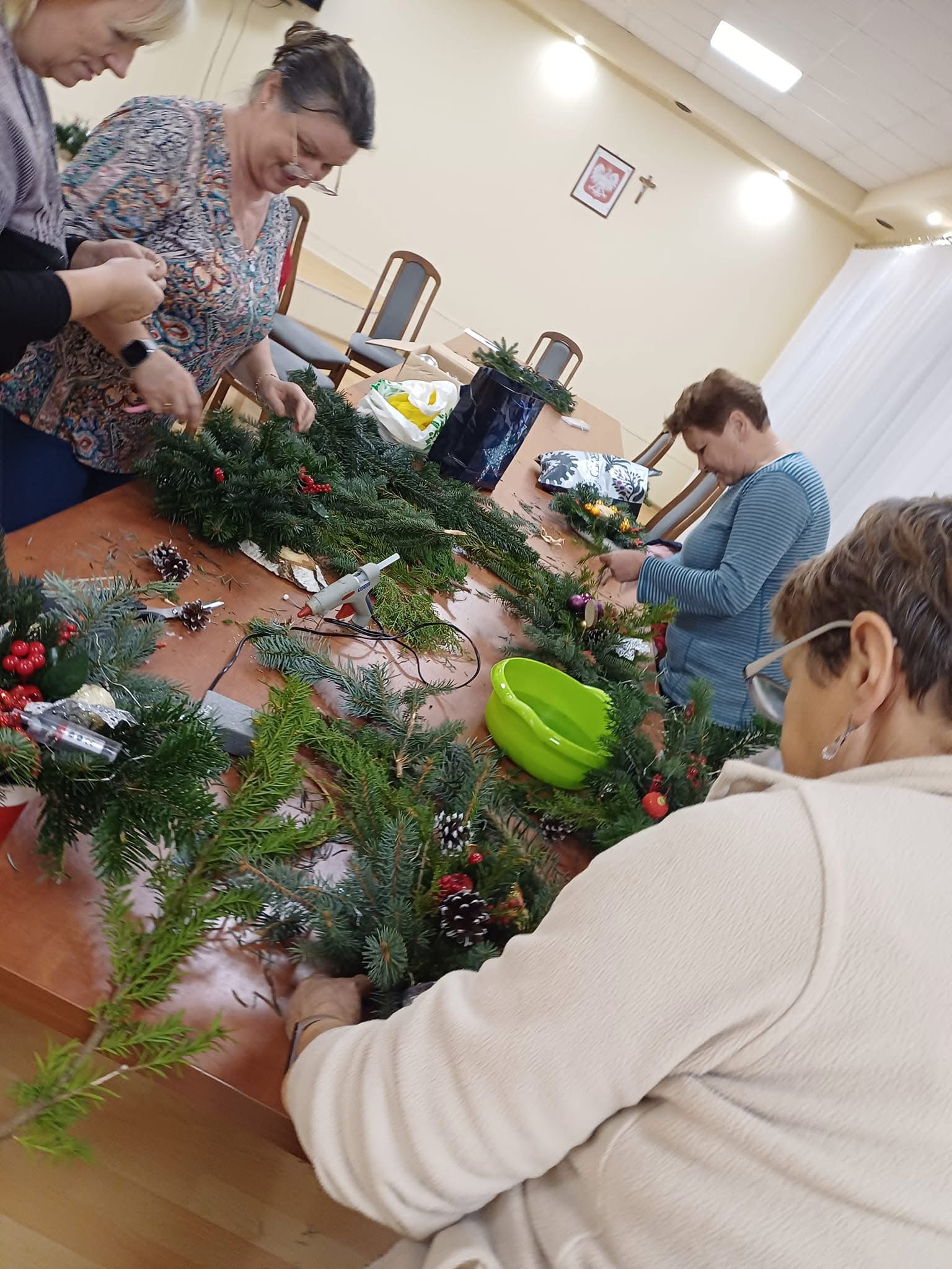 Kobiety robiące stroiki świąteczne.