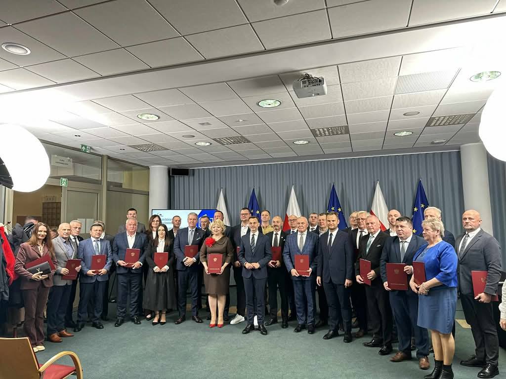 zdjęcie podglądowe z&nbsp;podpisania um&oacute;w