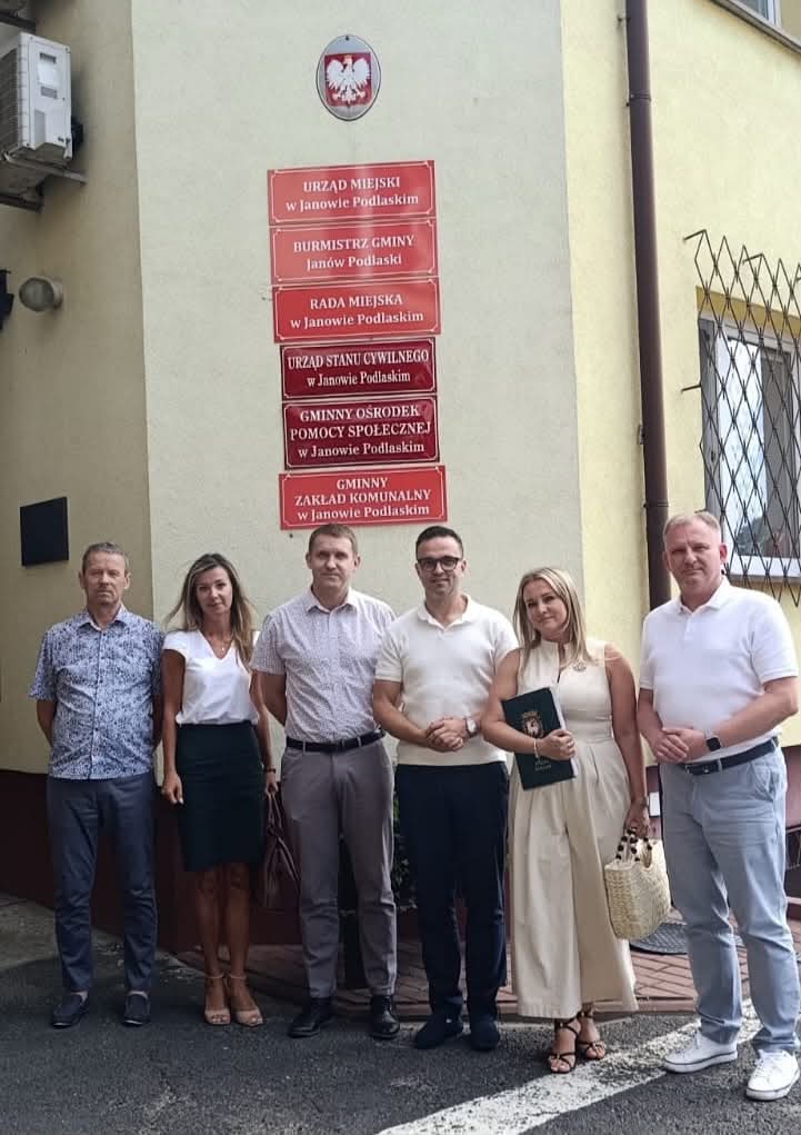 Na zdjęciu samorządowcy przed budynkiem urzędu.