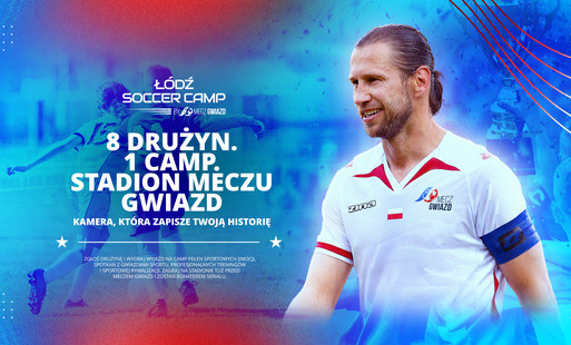 Plakat w niebiesko czerwonych barwach. Po lewej stronie piłkarz reprezentacji Polski. Po lewej stronie biały napis Łódź Soccer Camp. 8 Drużyn. 1 Camp.