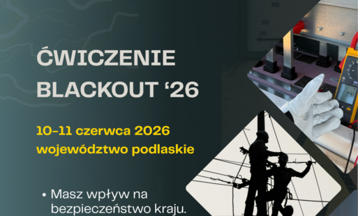 Plakat w zielono-szarych barwach. Na górze biały napis Ćwiczenie Blackout '26. W prawym dolnym rogu, na szarym tle godło polski, pomarańczowe koło, a w nim niebieski trójkąt.