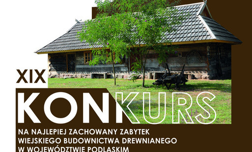Plakat w biało-brązowych barwach ze zdjęciem starego budownictwa wiejskiego. Na środku napis XIX Konkurs na Najlepiej Zachowany Zabytek Wiejskiego Budownictwa Drewnianego w Województwie Podlaskim w 2026 r.