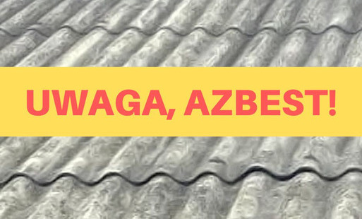 Zdjęcie dachu z azbestu. Na środku na żółtym pasku, czerwony napis UWAGA, AZBEST!