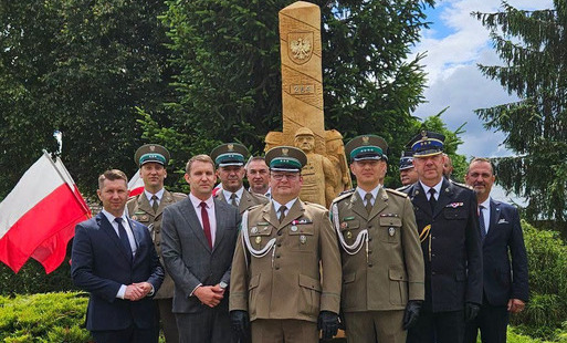 Na zdjęciu przedstawiciele służb mundurowych oraz władz samorządowych.