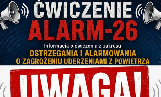 Plakat w biało-czerwono-granatowych barwach. U góry napis Ćwiczenie Alarm-26, niżej na czerwonym tle, biały napis Uwaga.