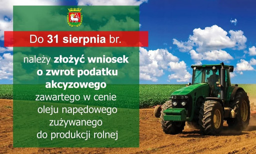 Zdjęcie przedstawia traktor na polu. Po lewej stronie na zielonym tle żółto-czerwono-zielony herb oraz napisy.
