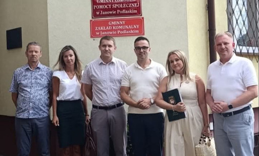 Na zdjęciu samorządowcy przed budynkiem urzędu.
