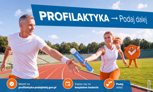 Plakat z białym napisem Profilaktyka podaj dalej. Pod spoedem zdjęcie dwójki sportowców przekazaujących sobie pałeczkę. Niżej trzy pomarańczowe loga.